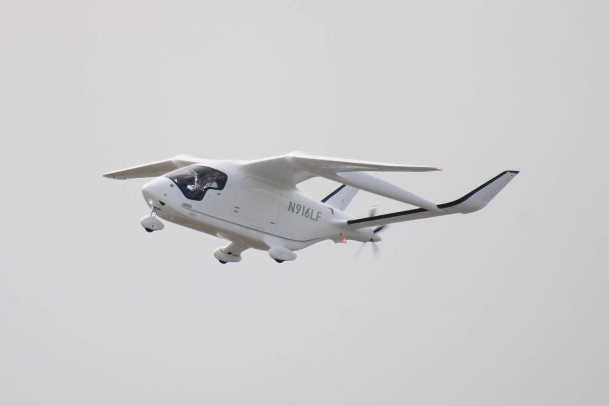 Beta ALIA CX300 in flight